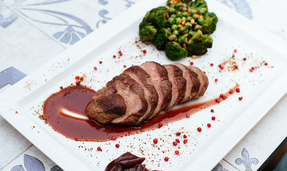 Combineer je varkenshaasje met een fruitige marinade van Kriek bier en kersen. Kriek bier is gemaakt van fruit en lambiek bier, dit maakt de smaak van het bier friszuur. Dit roze kleurige gerecht maakt iedere tafel een feestje