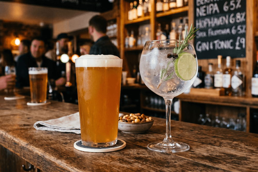 bier en gin op een bar in café